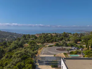 VILLA AVEC POTENTIEL SUR LES HAUTEURS DES ISSAMBRES