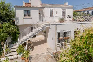 13012 Saint-Barnabé: authentique maison de caractère avec jardin, dépendances et garage