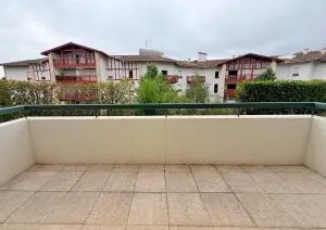 BASSUSSARRY – APPARTEMENT T2 D'ENVIRON 39 M² – TERRASSE – PARKING COUVERT