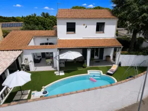 villa en r+1 de type 4 pièces avec piscine