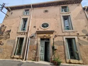 CHARMANTE MAISON DE VILLAGE EN PLEIN COEUR DE PORTIRAGNES 135m² - 4 Chambres - GRENIER AVEC POSSIBILITE DE TERRASSE TROPEZIENNE - OPPORTUNITE A PROXIMITE DE TOUS COMMERCES