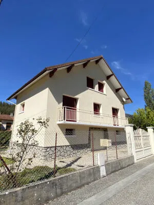 Maison T6 sur terrain plat , clos et arboré.