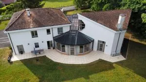 MAISON INDIVIDUELLE AVEC PISCINE ET GRAND PARC