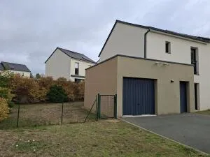 SAINT PAVACE - MAISON RECENTE AVEC GARAGE ET JARDIN
