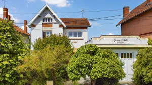 Maison de ville atypique des années 30 en plein cœur de la ville, dans une rue calme