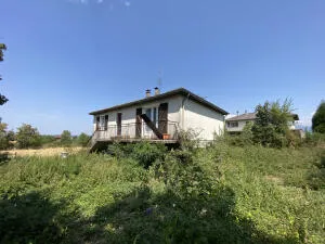 Villa  à rénover sur sous-sol complet et terrain attenant