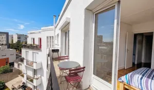 Appartement avec deux balcons situé au quatrième étage avec vue dégagée proche du métro