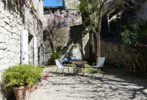 MAISON EN PIERRE AU COEUR DU VILLAGE DE BALAZUC  ARDECHE SUD