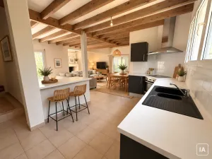 Maison familiale de 190 m² avec piscine et jardin arboré à proximité de la plage de Nauzan