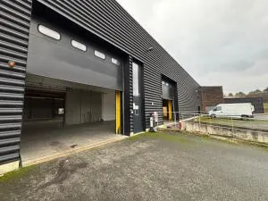 Entrepôt avec bureau - quai de chargement - accès poids lourd