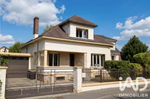 Maison de 8 pièces en très bon état avec un sous-sol total et un garage